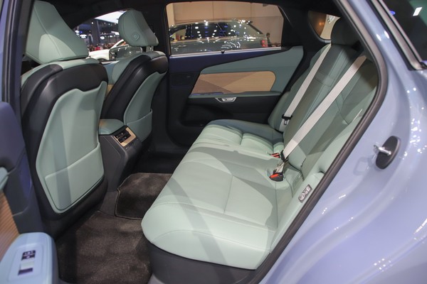 Lexus ES Space