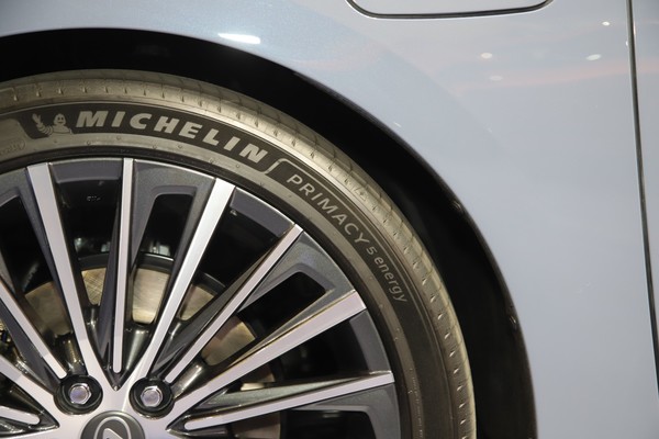 Lexus ES Details