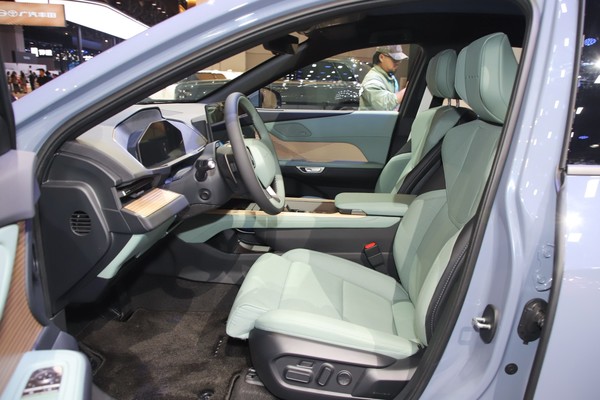Lexus ES Space