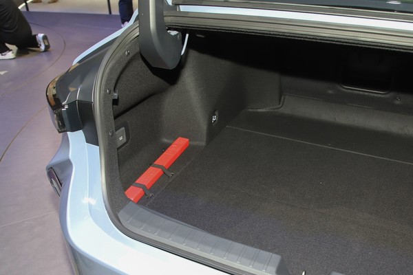 Lexus ES Space