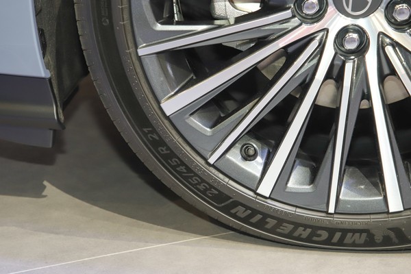 Lexus ES Details