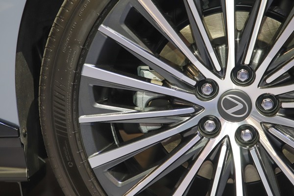 Lexus ES Details
