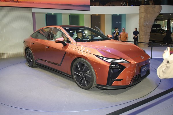 Lexus ES Exterior
