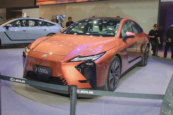 Lexus ES Exterior