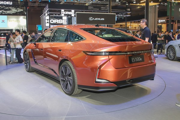 Lexus ES Exterior