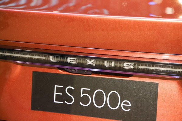 Lexus ES Exterior