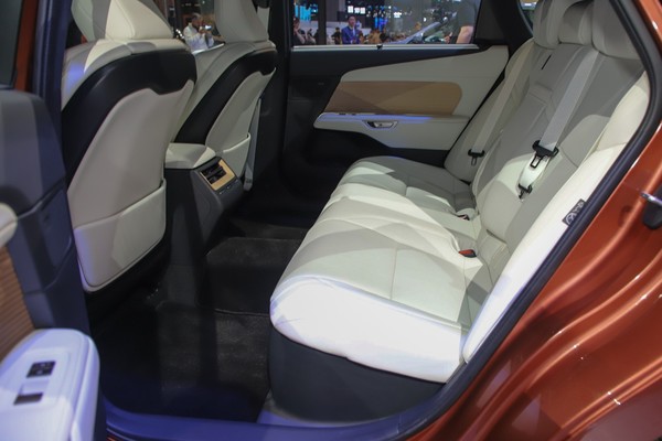 Lexus ES Space