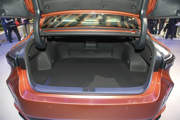 Lexus ES Space