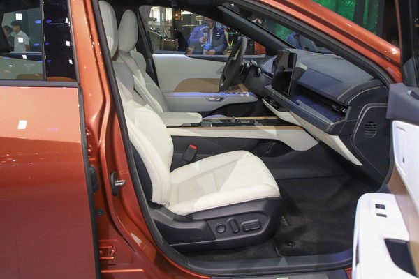 Lexus ES Space