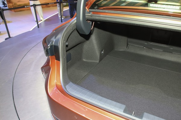 Lexus ES Space