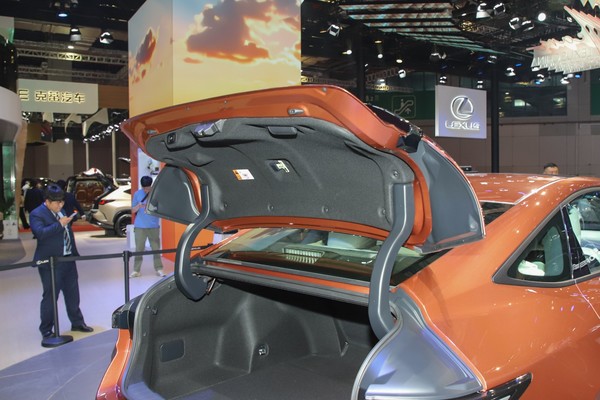 Lexus ES Space