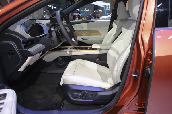 Lexus ES Space
