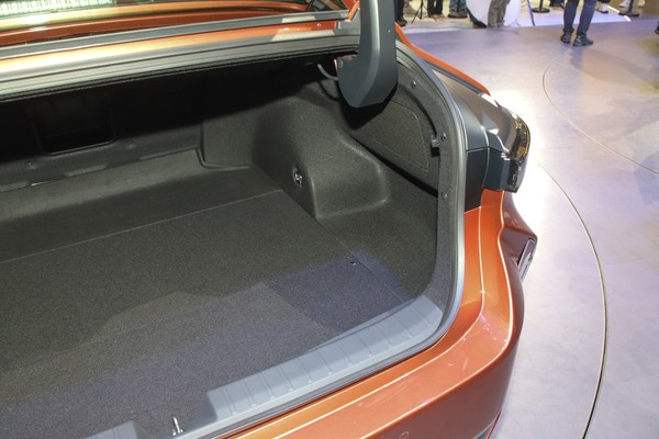 Lexus ES Space