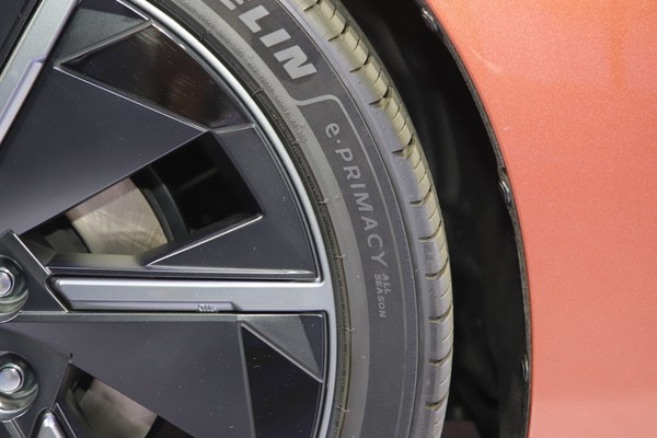Lexus ES Details