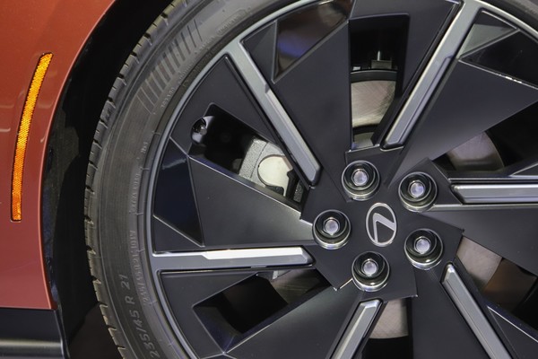 Lexus ES Details