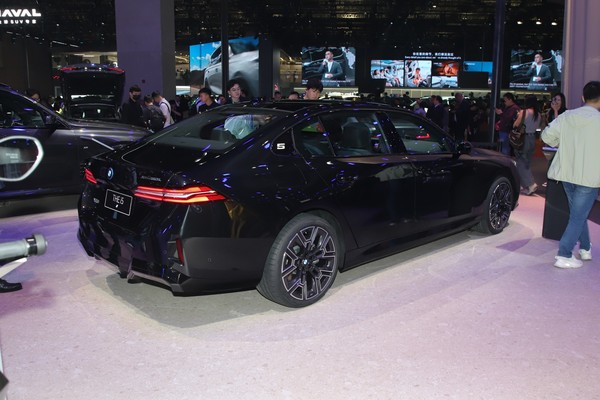 BMW i5 Exterior