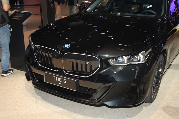 BMW i5 Exterior