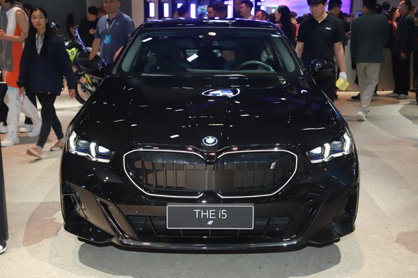 BMW i5 Exterior