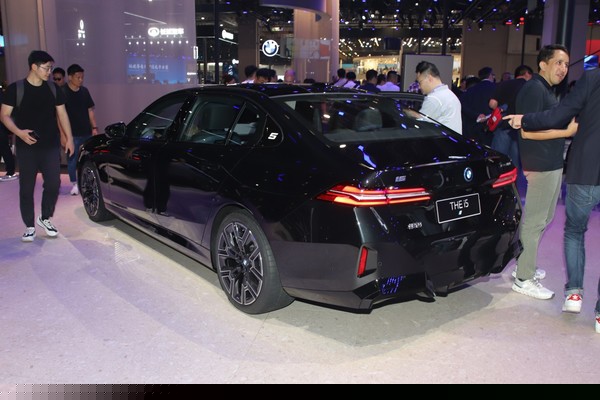 BMW i5 Exterior