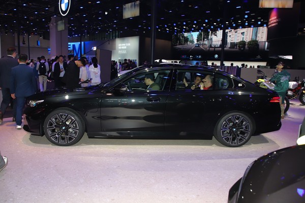 BMW i5 Exterior