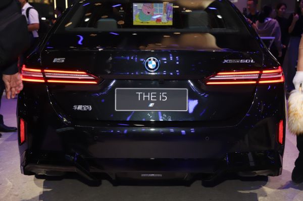 BMW i5 Exterior