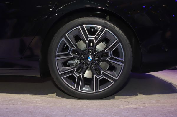BMW i5 Exterior