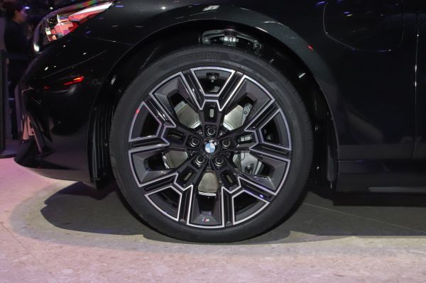 BMW i5 Exterior