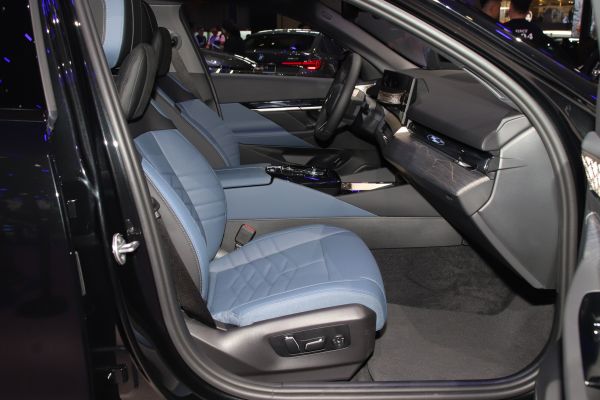 BMW i5 Space