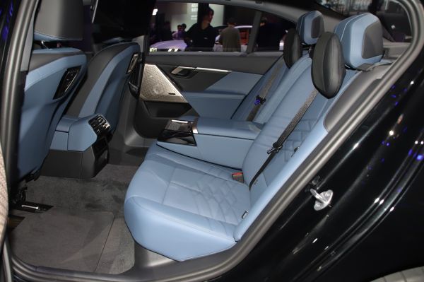 BMW i5 Space