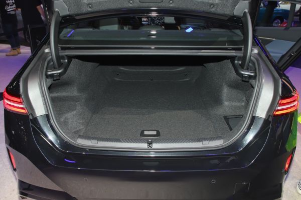 BMW i5 Space
