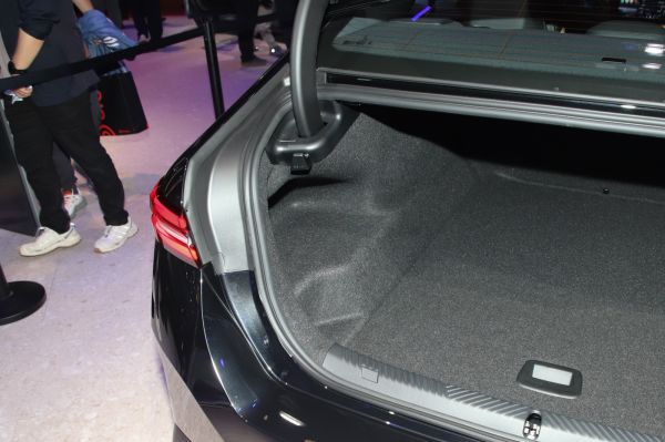 BMW i5 Space