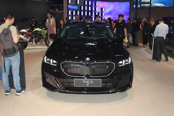 BMW i5 Exterior