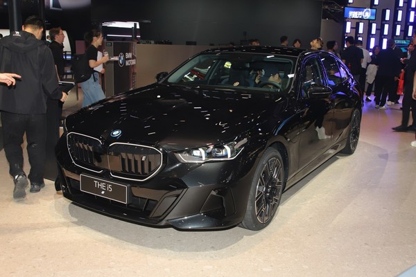 BMW i5 Exterior