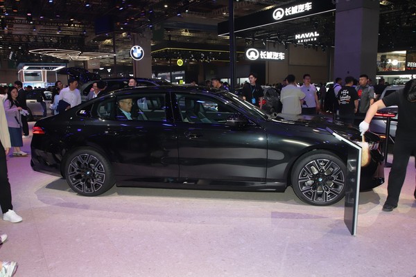 BMW i5 Exterior