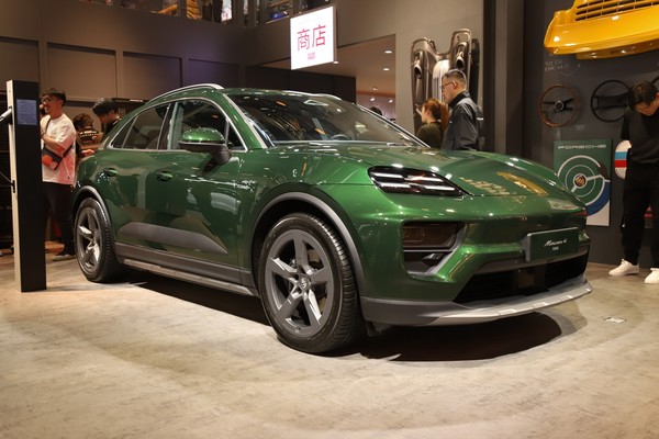 Porsche Macan EV photo