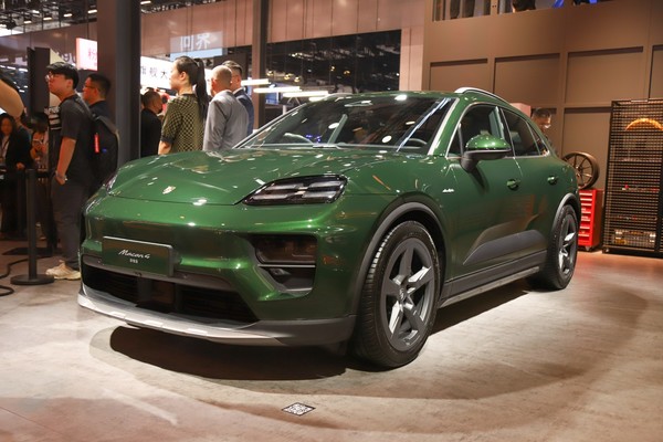 Porsche Macan EV photo