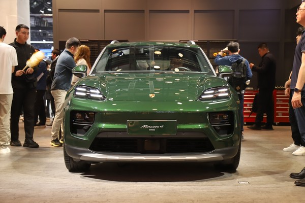 Porsche Macan EV photo
