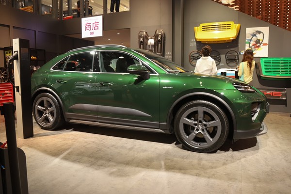 Porsche Macan EV photo