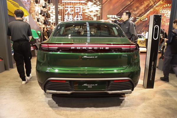 Porsche Macan EV photo