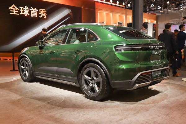 Porsche Macan EV photo