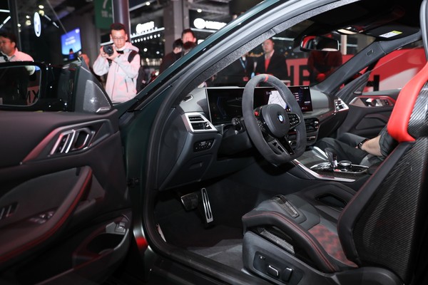 BMW M4 Coupe Space