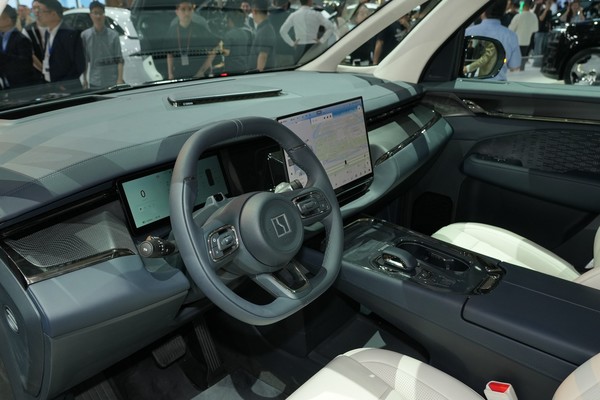ZEEKR 009 Interior