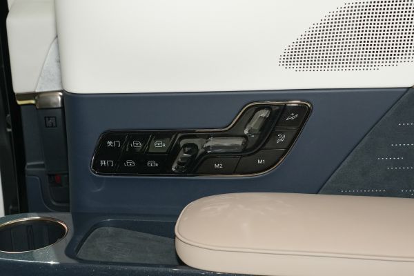 ZEEKR 009 Interior