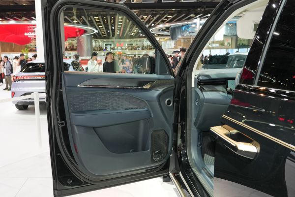 ZEEKR 009 Interior
