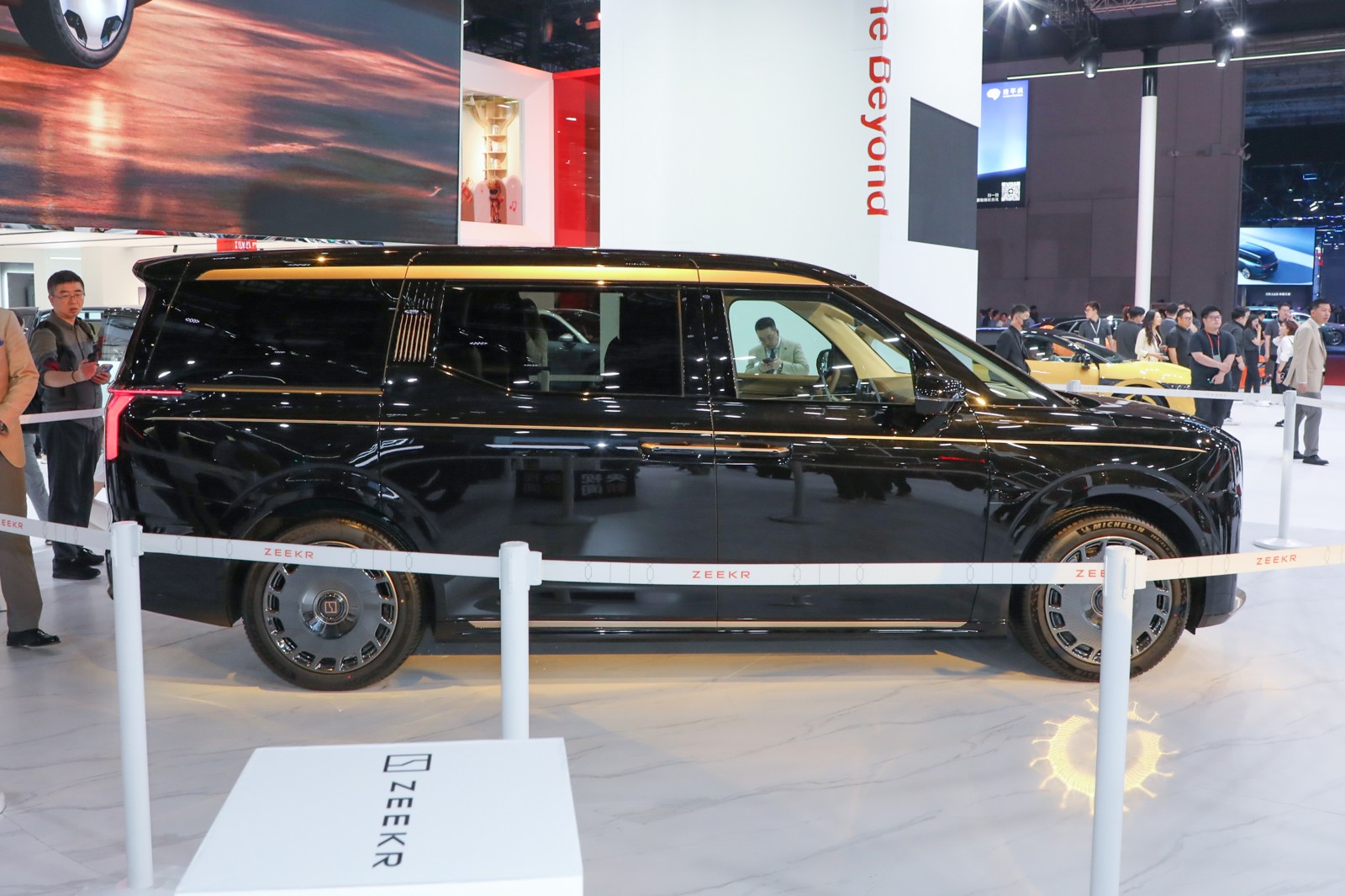 2025 ZEEKR 009 Auto ShangHai Show photo
