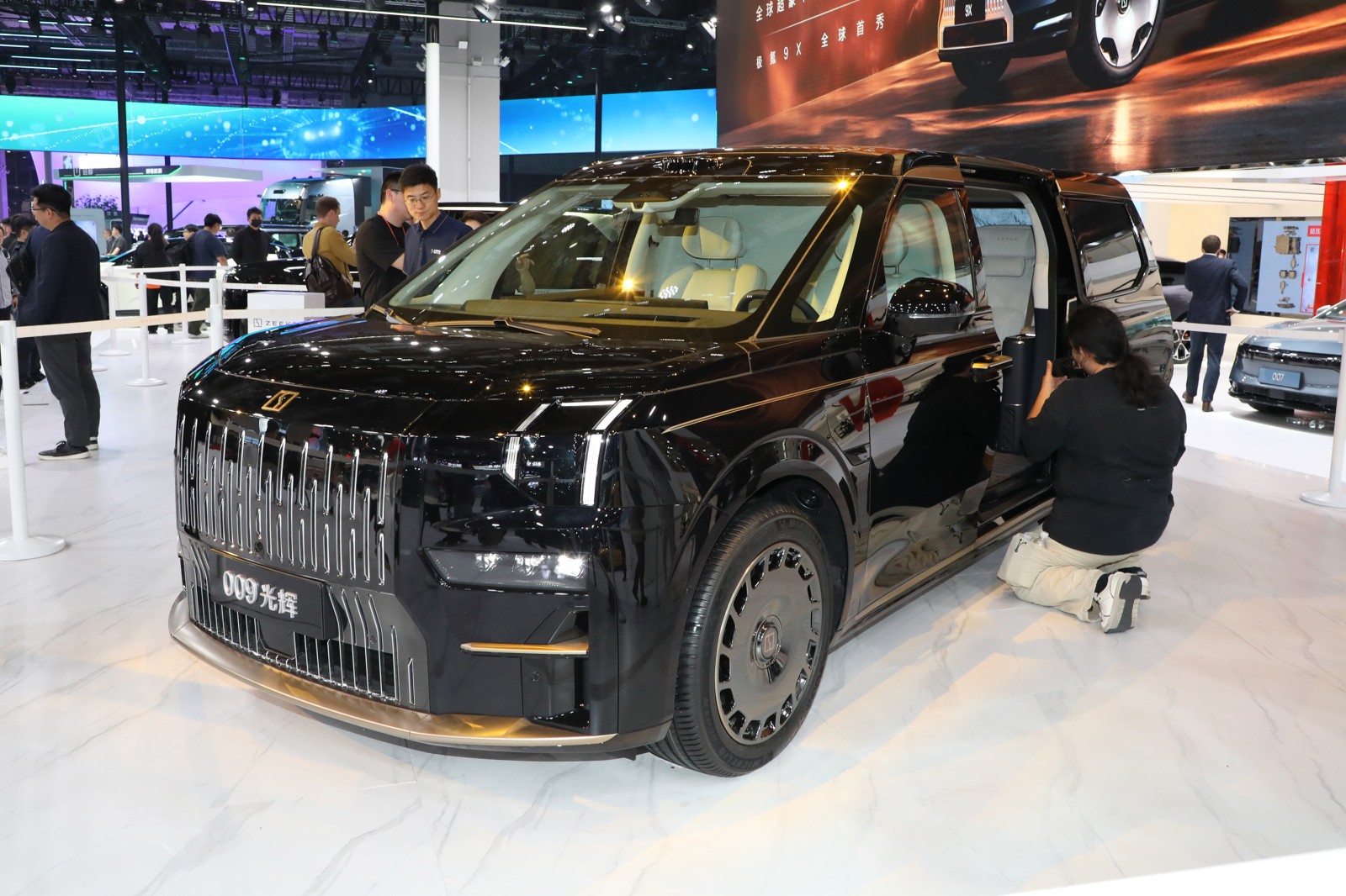 2025 ZEEKR 009 Auto ShangHai Show photo