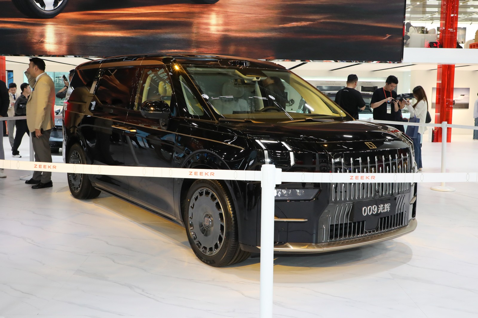 2025 ZEEKR 009 Auto ShangHai Show photo