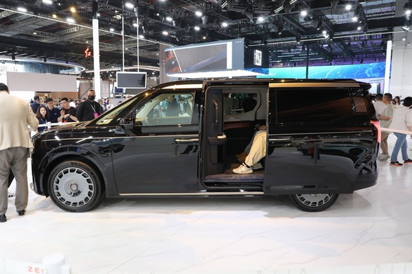 ZEEKR 009 Exterior
