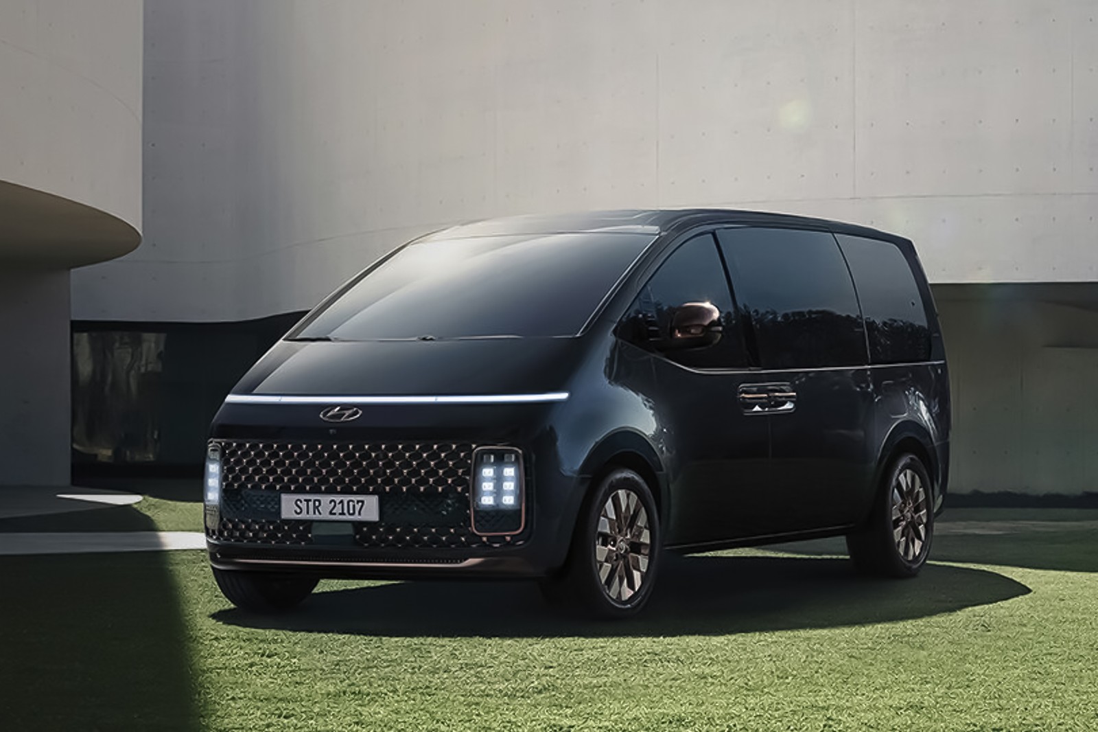 2025 Hyundai Staria Prestige photo