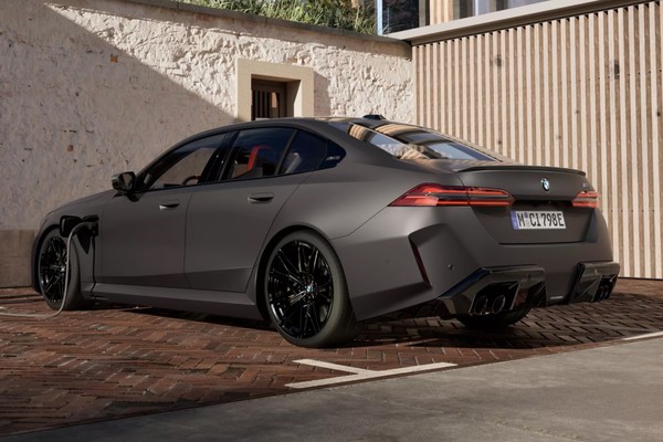 BMW M5 2025 photo